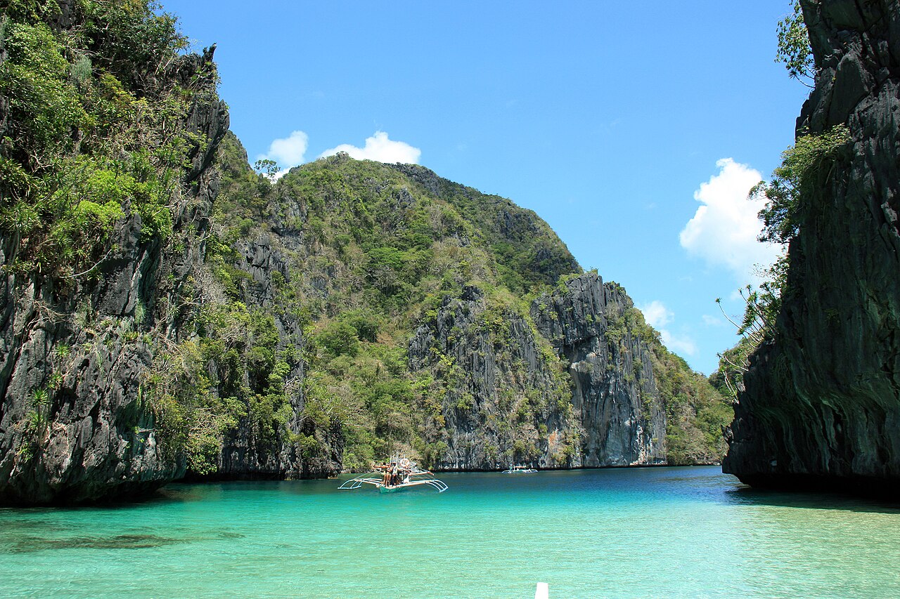 菲律賓巴拉望愛妮島 Big Lagoon 的石灰岩峭壁與淺綠潟湖