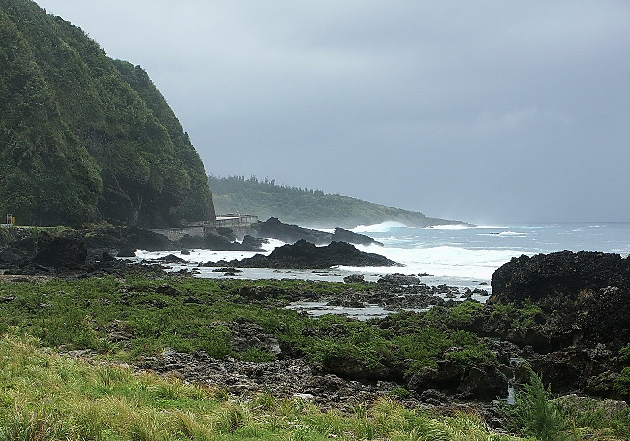 綠島火山岩海岸與太平洋海面