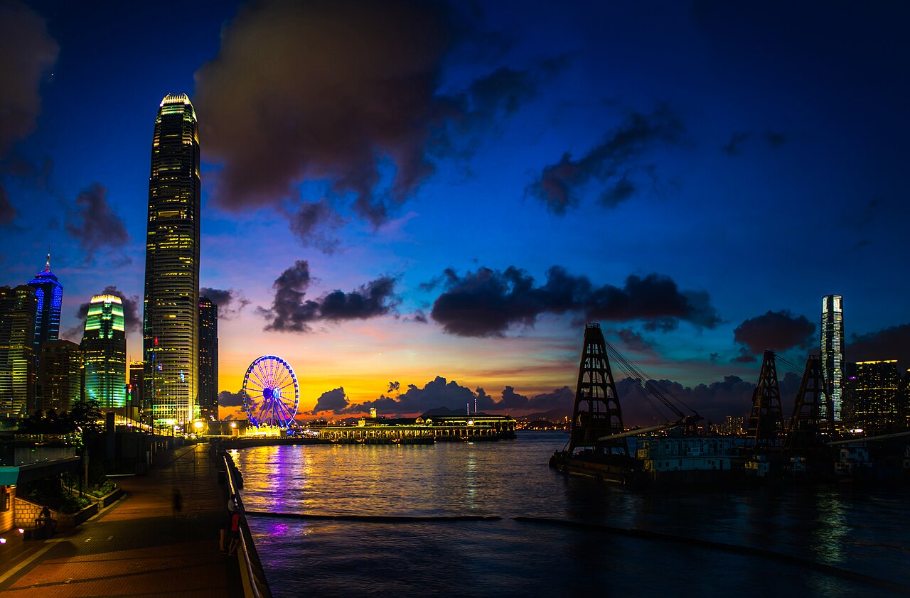 香港海面日落的金光時段