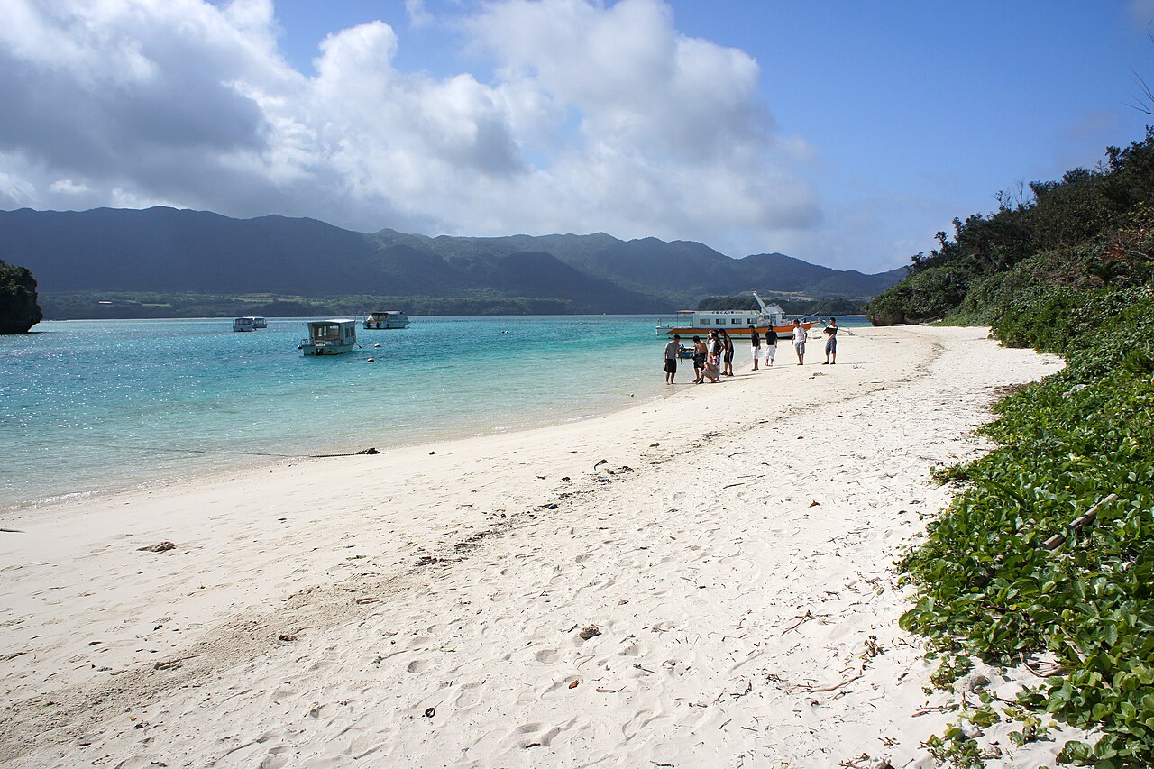 石垣島川平灣的翠綠海水與灣內小島