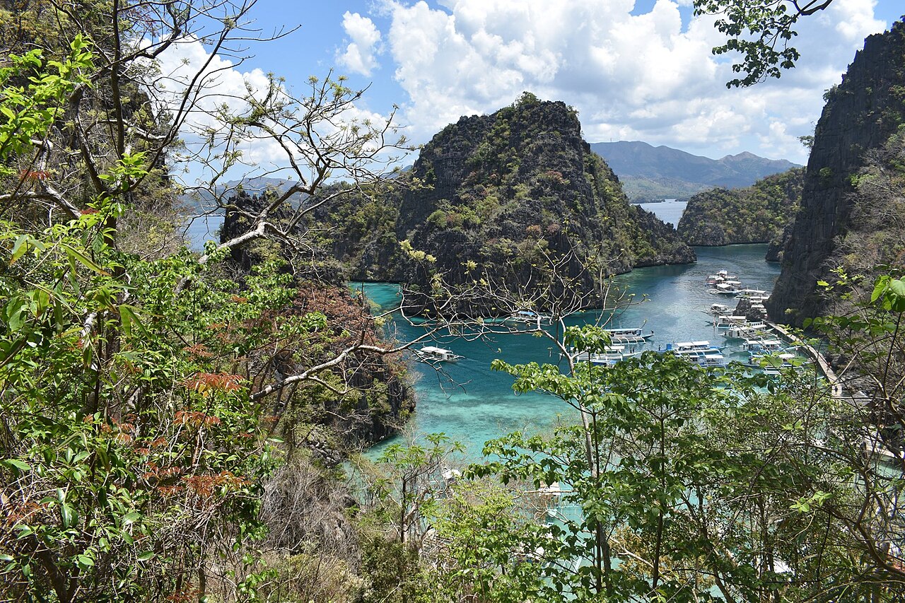 科隆島 Kayangan 湖的清澈湖水與石灰岩山壁