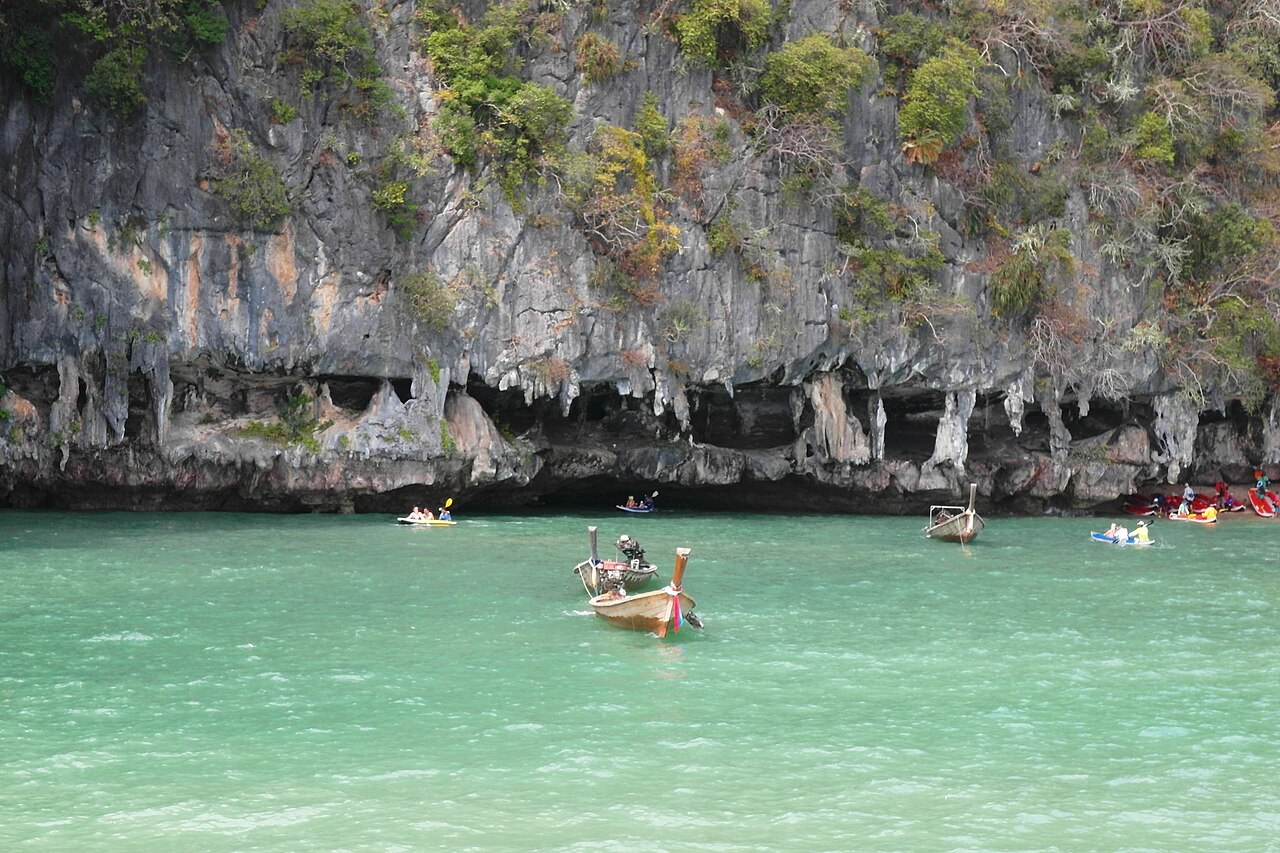 泰國喀比府安達曼海的 Ko Hong 島與翠綠潟湖