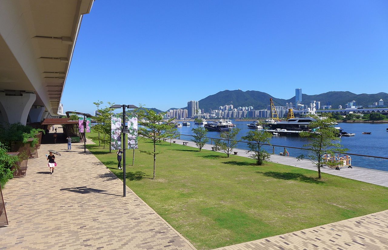 觀塘海濱花園的草坪與避風塘水面
