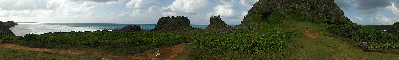 沖繩恩納村真榮田岬的琉球石灰岩斷崖與深藍色海面