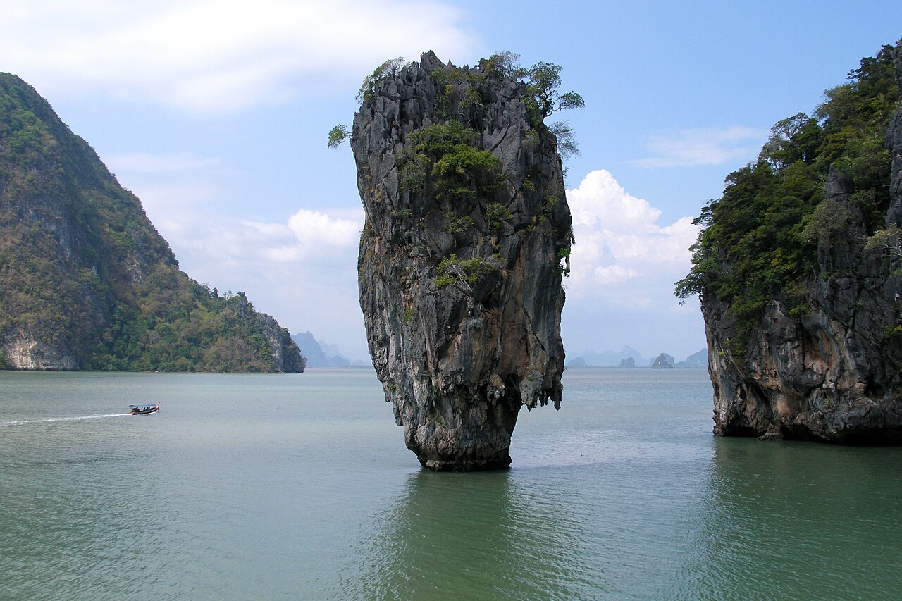 泰國攀牙灣的 Ko Tapu 石灰岩塔狀島嶼