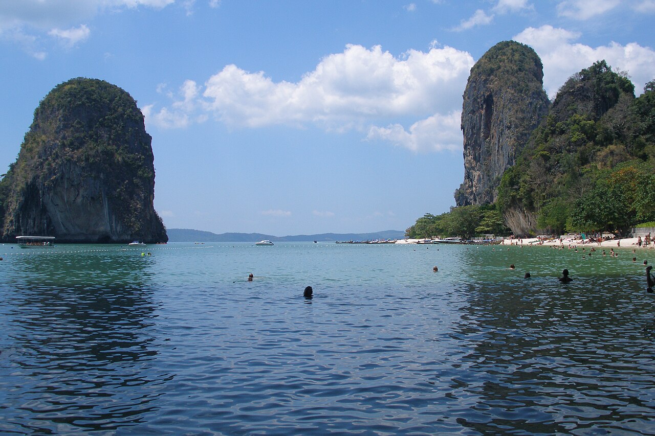 泰國喀比萊利半島的石灰岩峭壁與沙灘