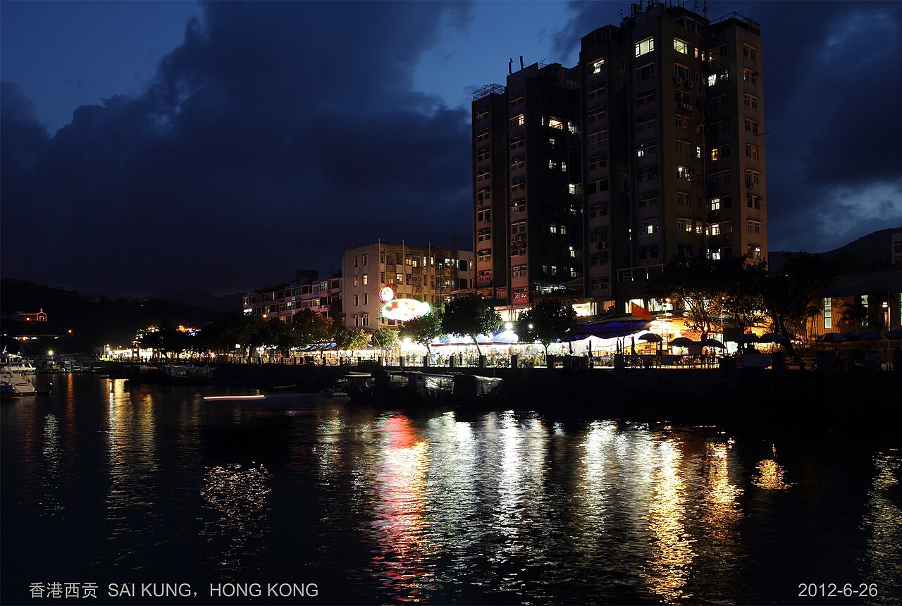 西貢海鮮街夜景與海鮮酒家招牌