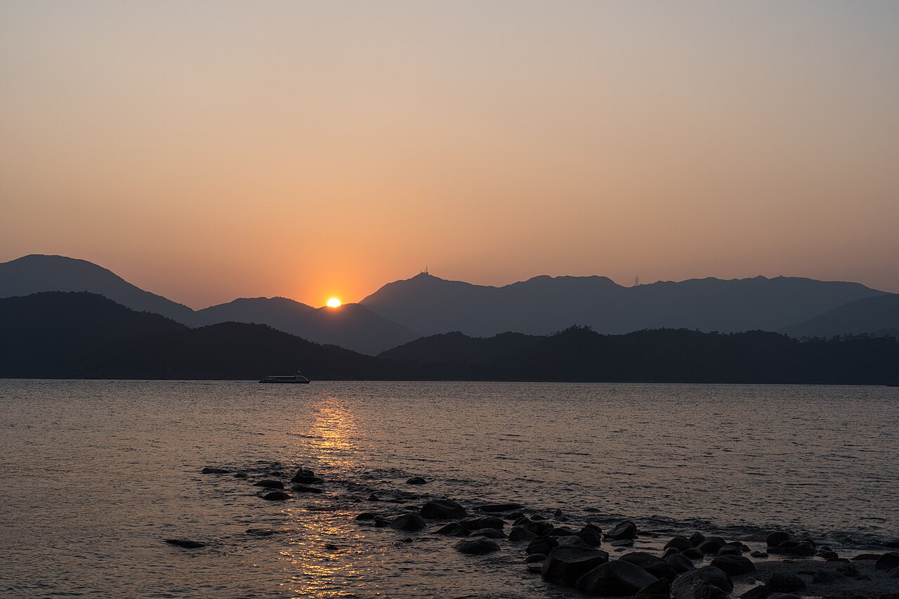 西貢橋咀島海面上的金黃色日落