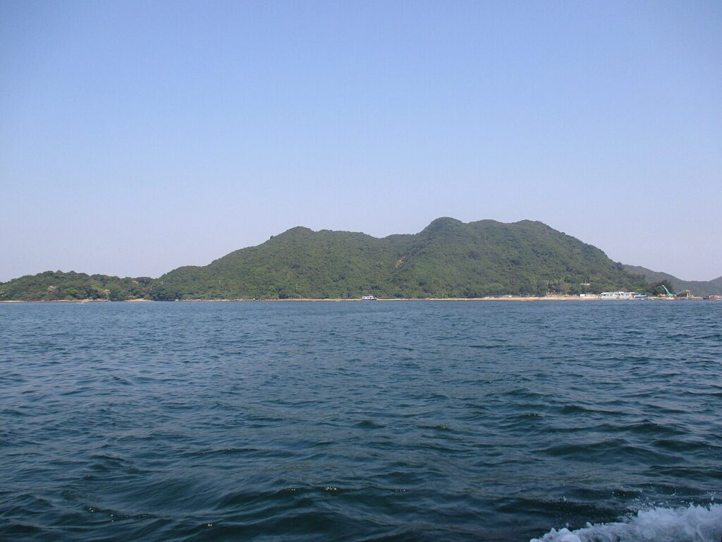 由水面望向橋咀洲海岸線，獨木舟露營最近的目的地