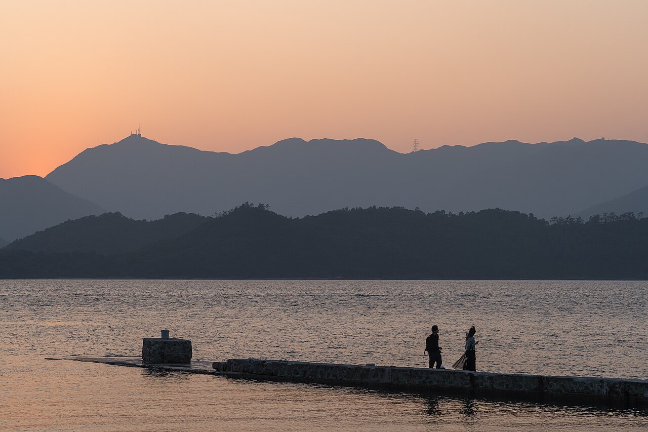 橋咀島望向海面的日落與島嶼剪影