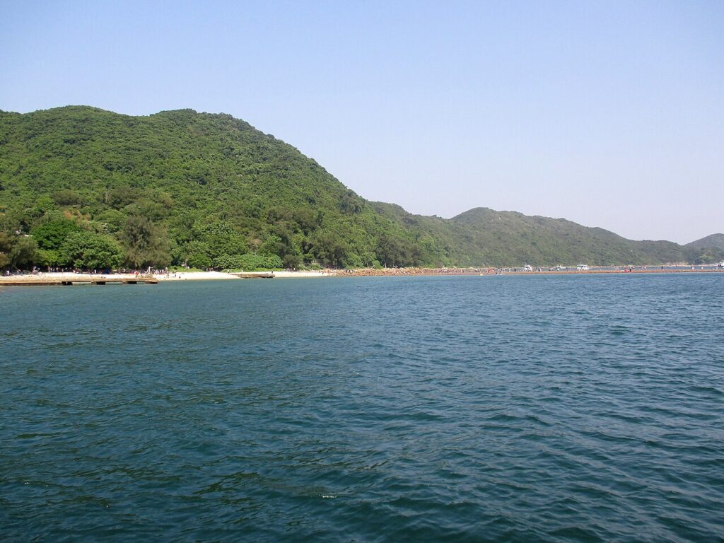 橋咀洲連島沙洲於退潮時露出海面，有遊人在沙洲上步行