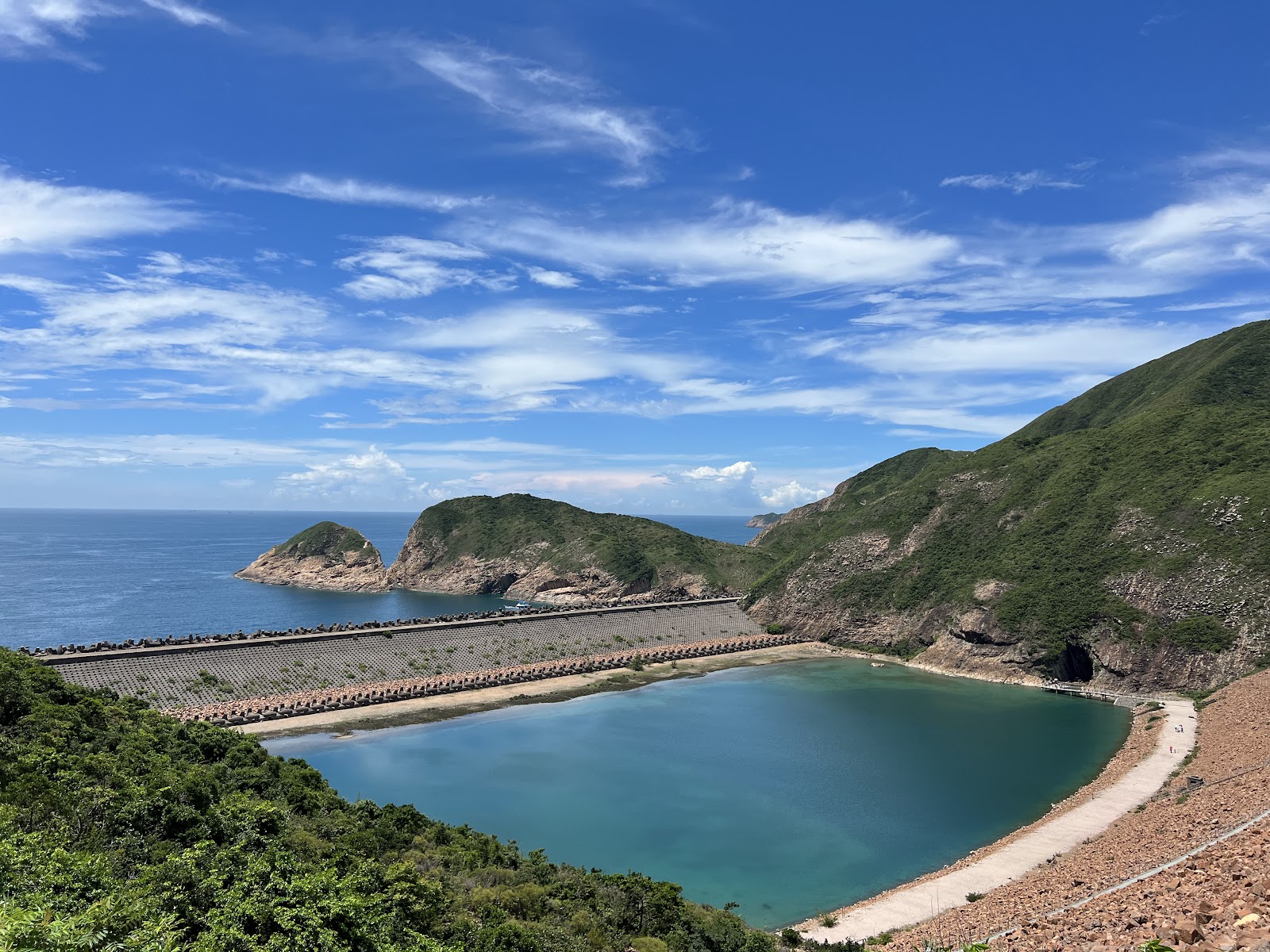 万宜水庫東ダムと海岸の景観