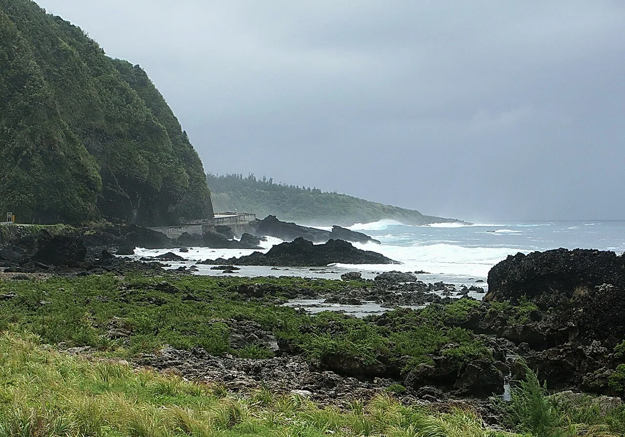 綠島火山岩海岸與太平洋海面