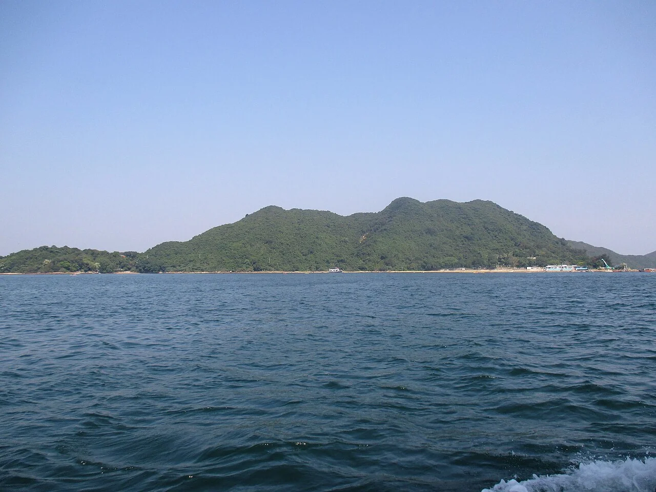 由水面望向橋咀洲海岸線，獨木舟露營最近的目的地